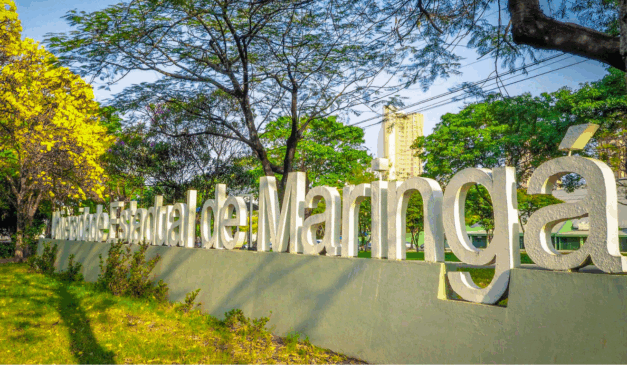 Letreiro da Universidade Estadual de Maringá, que contém o nome da Universidade.