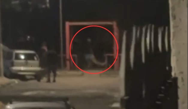 homem morto sendo jogado em rio em Curitiba