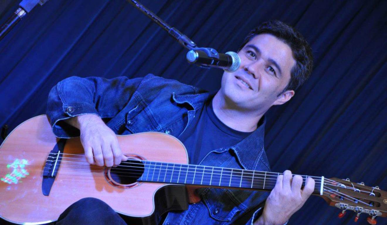 Dentista Alexandre Azuma com violão