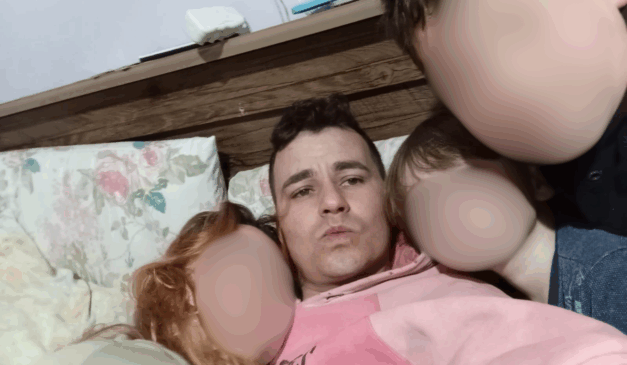 Imagem de Eduardo ao lado dos filhos e da esposa.