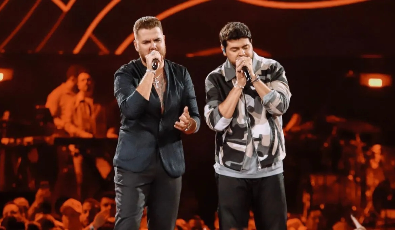 Imagem de Zé Neto e Cristiano cantando.