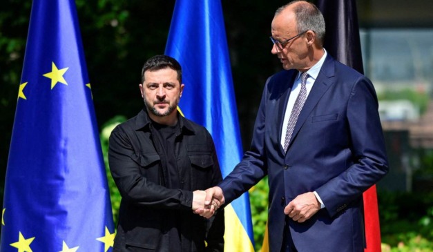 Zelensky cumprimentando durante reunião