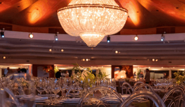 Em outubro, a Apae Curitiba realizará a 32ª Bacalhoada beneficiente. Na imagem, vemos uma mesa em um salão de eventos.