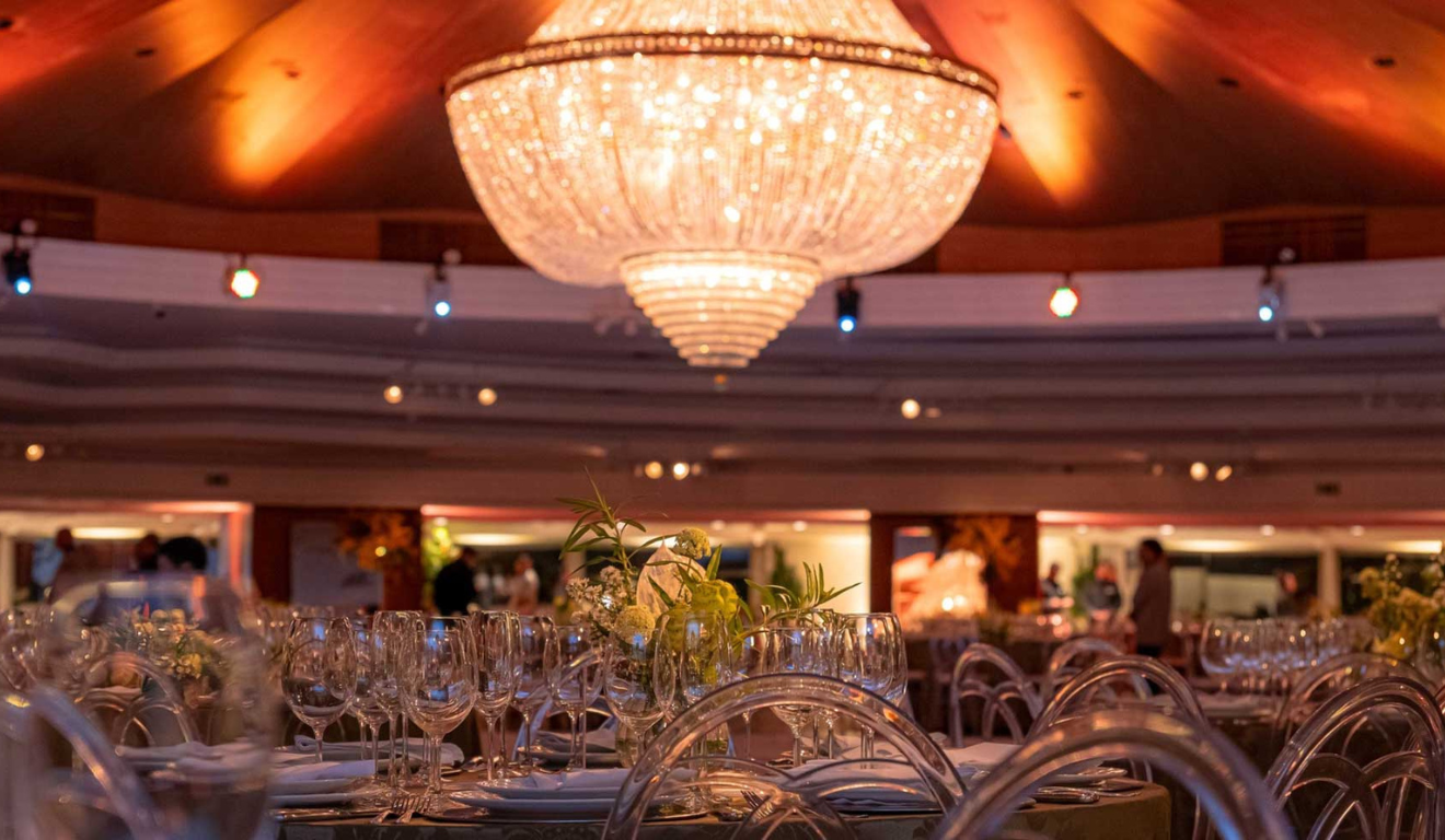 Em outubro, a Apae Curitiba realizará a 32ª Bacalhoada beneficiente. Na imagem, vemos uma mesa em um salão de eventos.