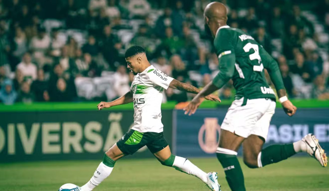 Lucas Ronier vem de bom momento com a camisa do Coxa (Foto: JP Pacheco/Coritiba)