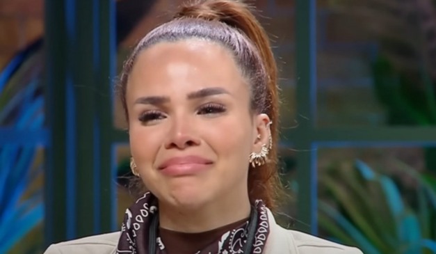Gabily chorando.