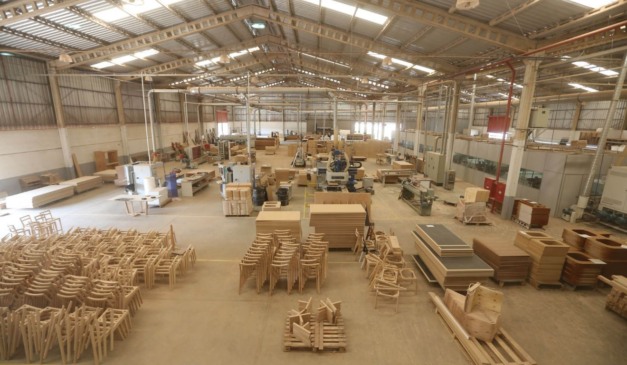 Fábrica de produtos madeireiros no Paraná, setor demitiu 4 mil pessoas devido ao tarifaço dos EUA contra o Brasil