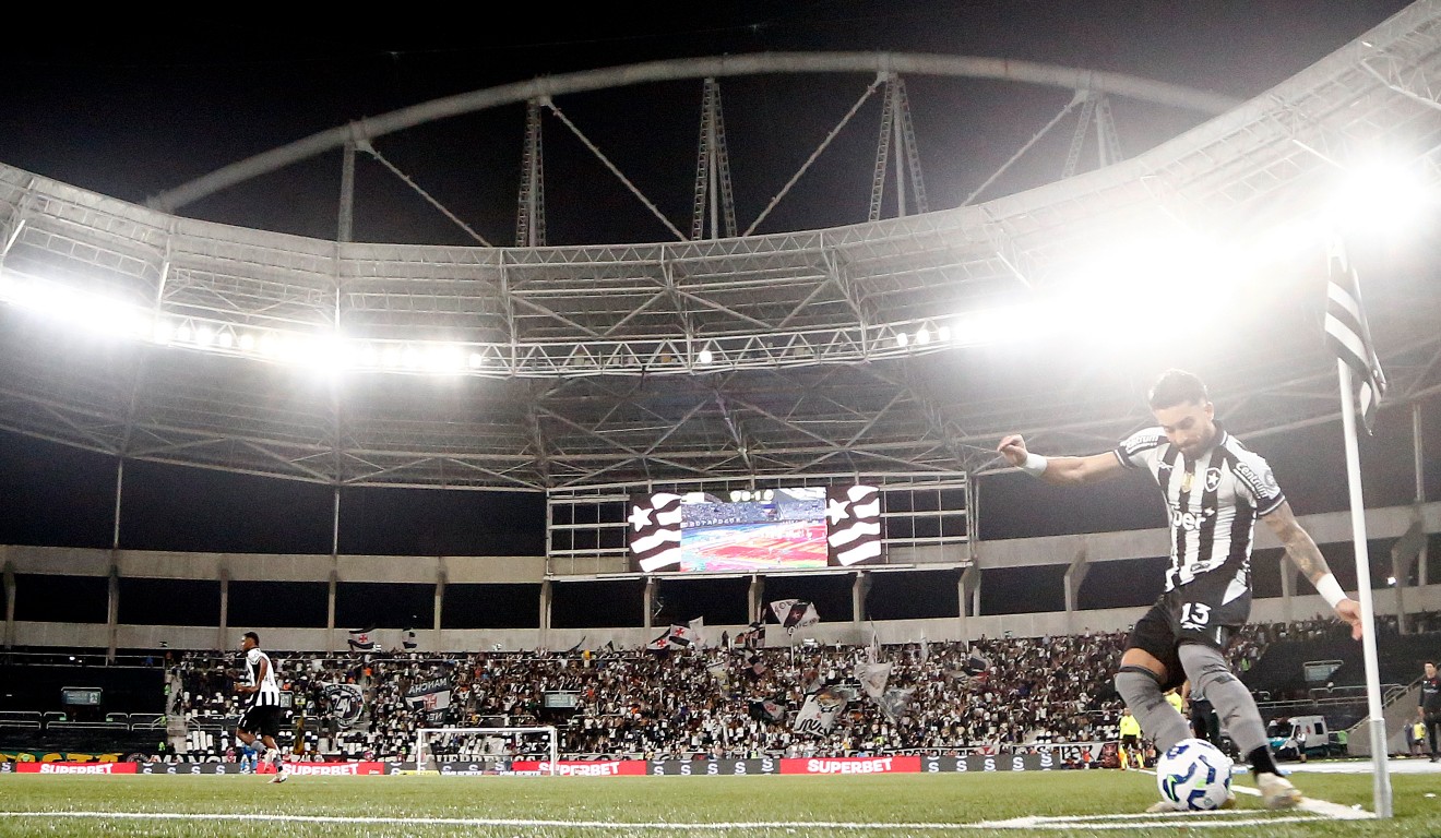 Alex Telles, lateral do Botafogo, cobrando escanteio no Nilton Santos