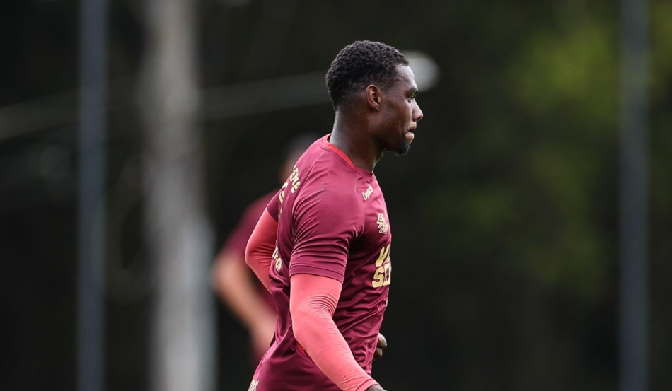 Carlos Terán, zagueiro do Athletico em treino no CT do Caju
