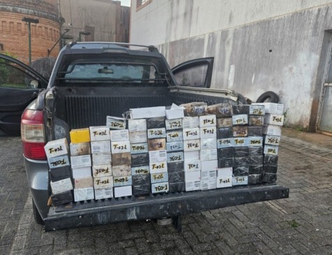 Caminhonete da Prefeitura de Morretes e os celulares apreendidos