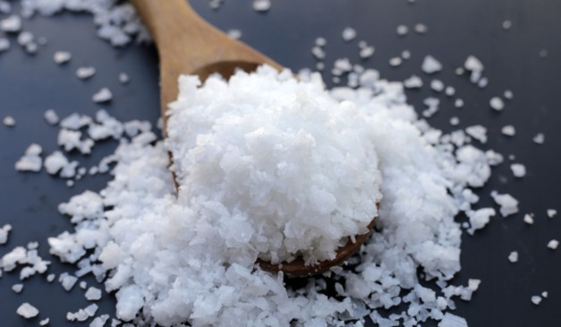 foto de pó branco para ilustrar a soda cáustica que a mulher foi forçada a tomar