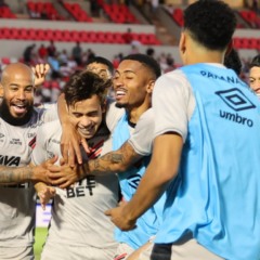 Dudu comemora o gol do Athletico contra o Botafogo-SP
