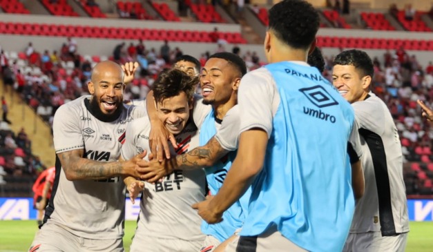 Dudu comemora o gol do Athletico contra o Botafogo-SP