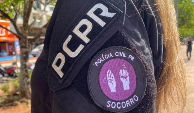 Policial civil com emblema do combate a violência contra a mulher; estudantes são investigados pela corporação por abusarem de vítima em Curitiba