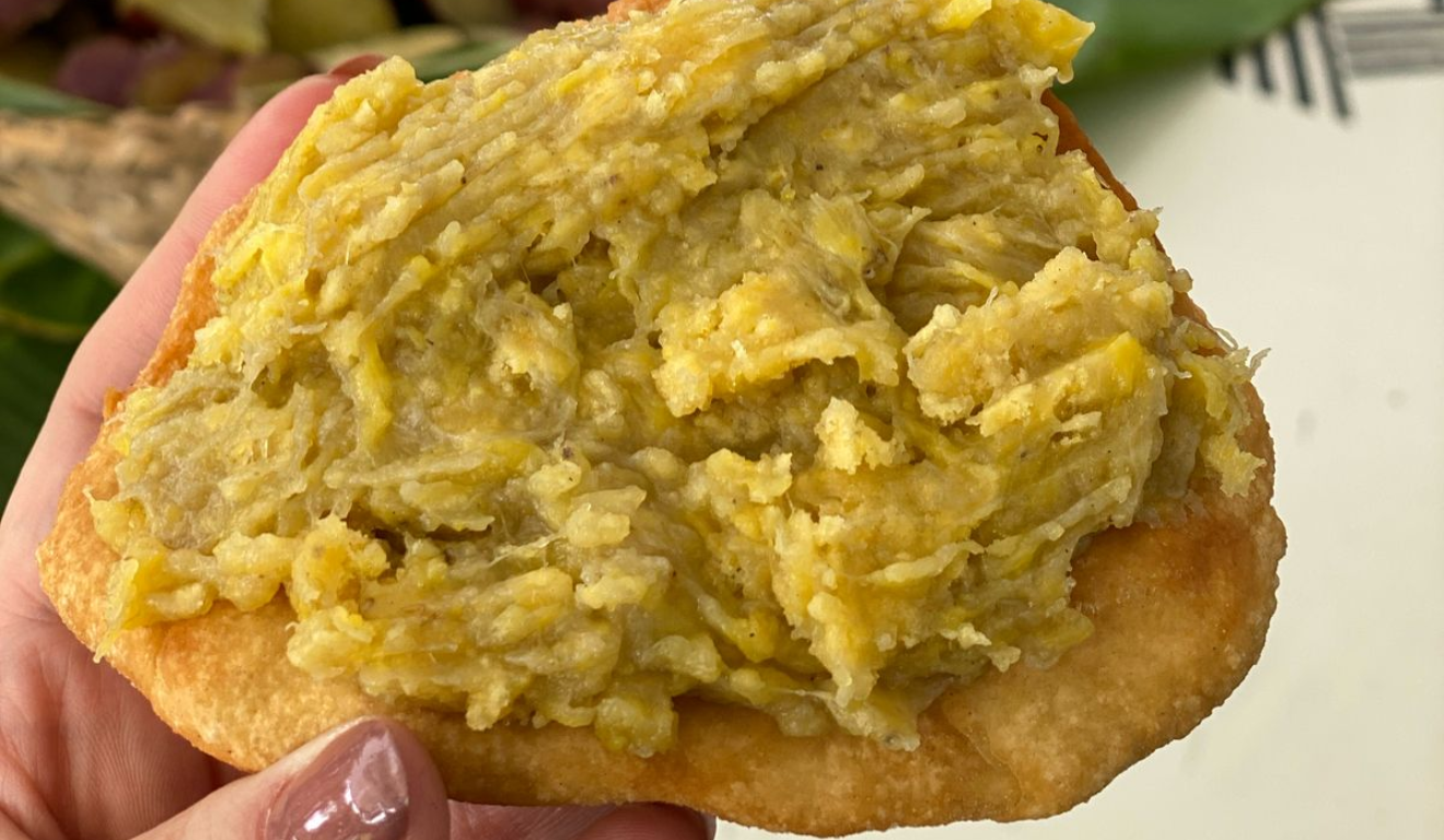 O tipá é um pão, frito ou assado, de origem guarani, servido com virado de banana.