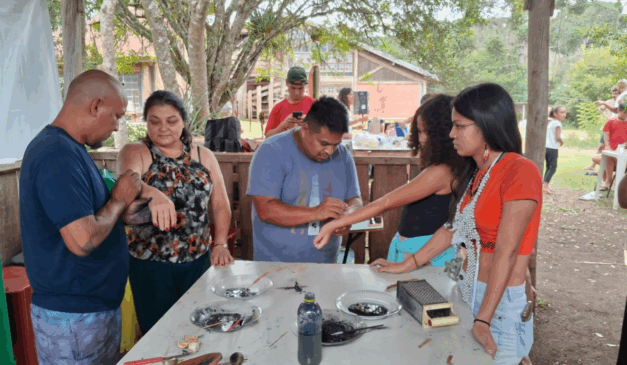 A oficina de grafismos indígenas vai ensinar a preparar tintas naturais e a aplicar o material em tecidos e no próprio corpo.