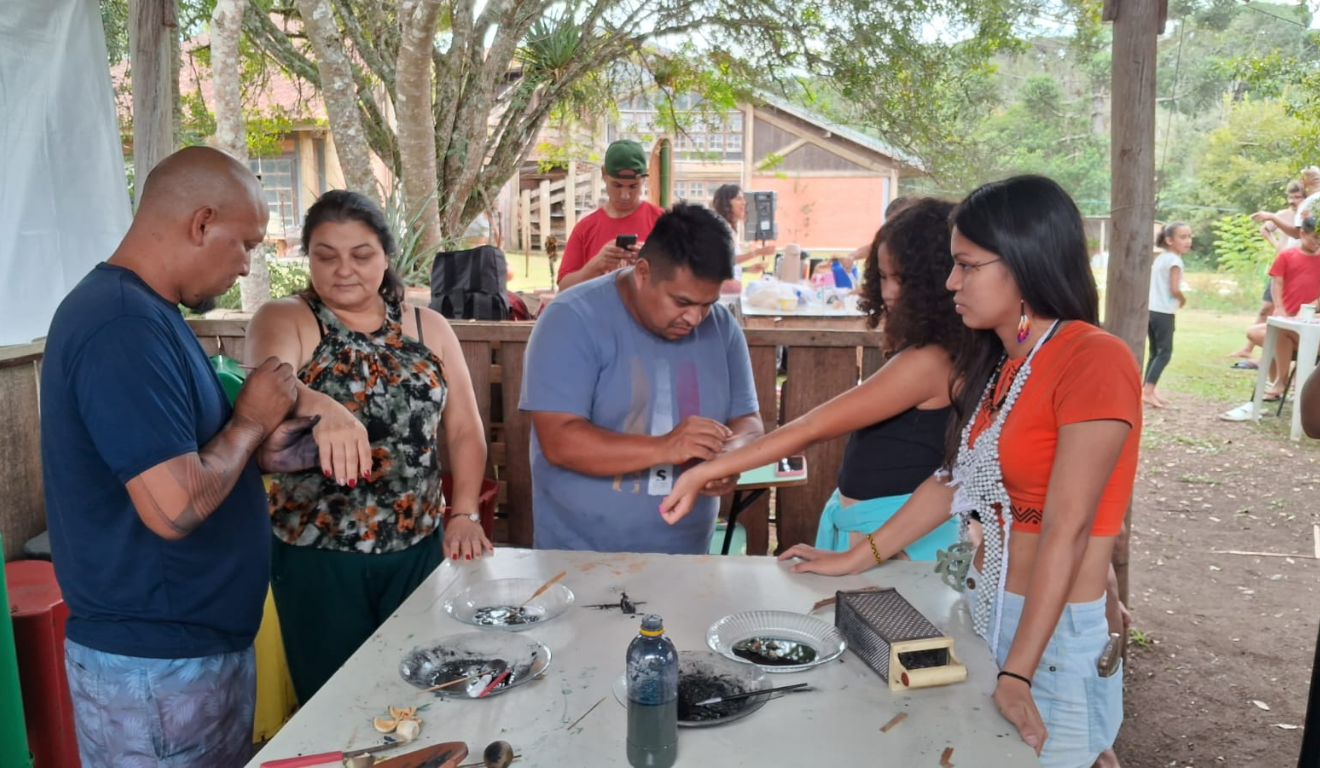A oficina de grafismos indígenas vai ensinar a preparar tintas naturais e a aplicar o material em tecidos e no próprio corpo.