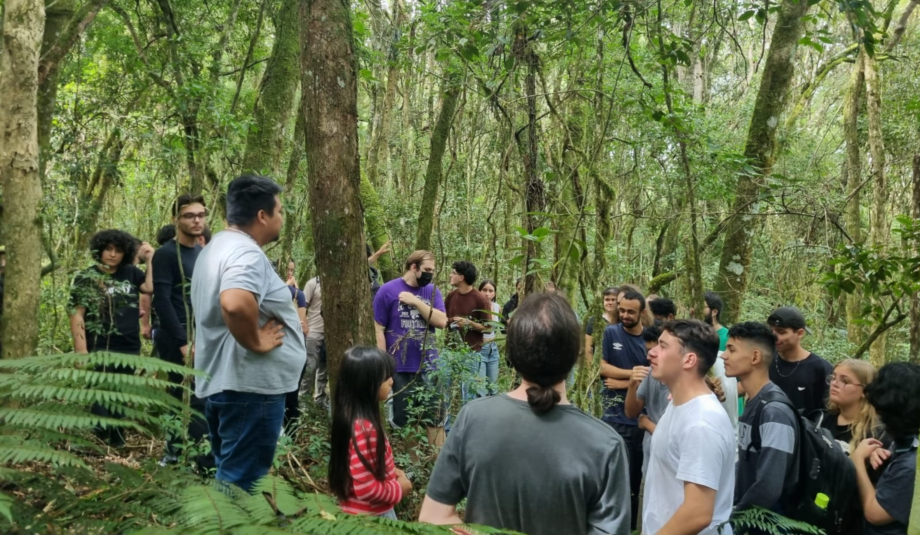 A programação prevê uma trilha guiada pela Floresta Estadual Metropolitana de Piraquara, território ancestral do povo guarani.