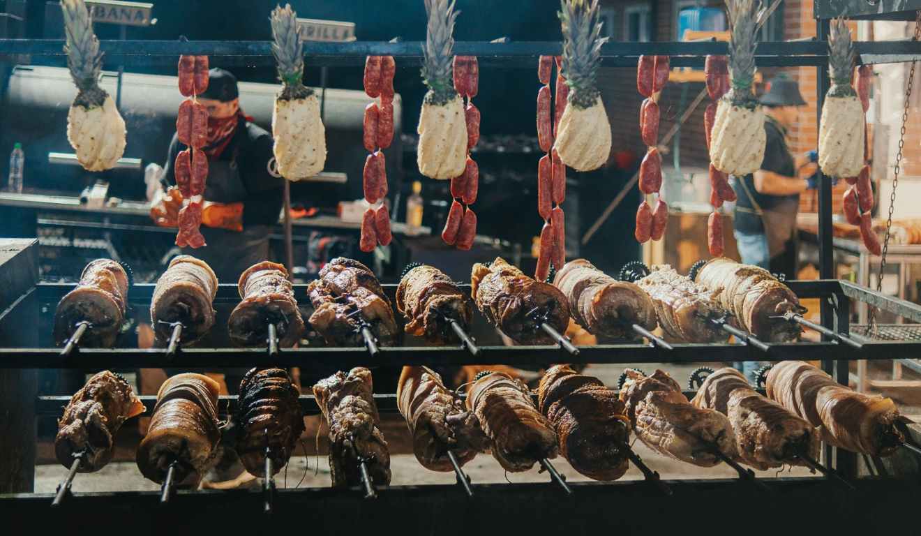 Torresmo e hambúrguer.