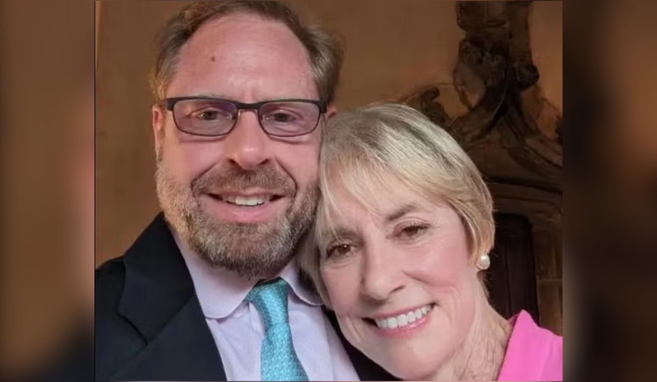 Filho ao lado de mãe; homem é suspeito de matar idosa, após ter sido incentivado pelo ChatGPT