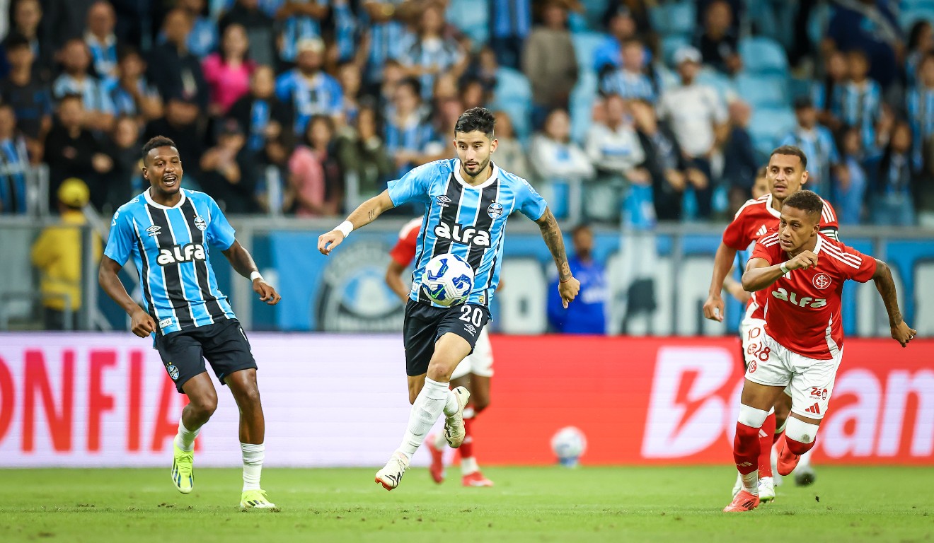 Lance de Grêmio x Internacional, pelo Brasileirão