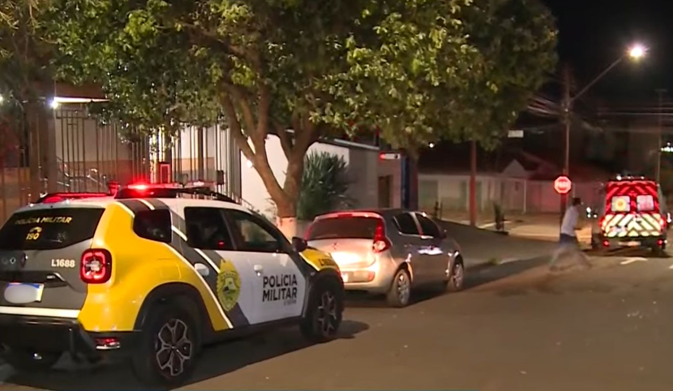 Viaturas da Polícia e dos Bombeiros atendem caso em que homem agrediu amigo após cantada