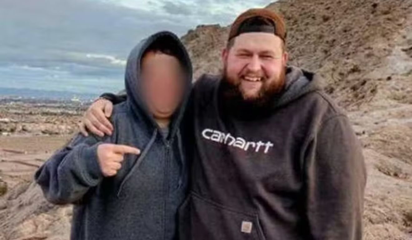 Homem que descobriu que é pai do irmão, ao lado do adolescente