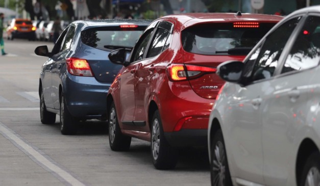 Carros em rua em Curitiba; Alep aprovou redução no IPVA em todo Paraná