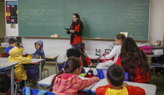 Professora e crianças em escola municipal de Curitiba