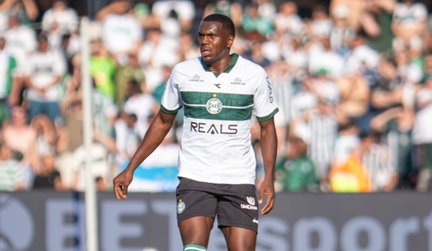 Jacy, zagueiro do Coritiba, em jogo no Couto Pereira