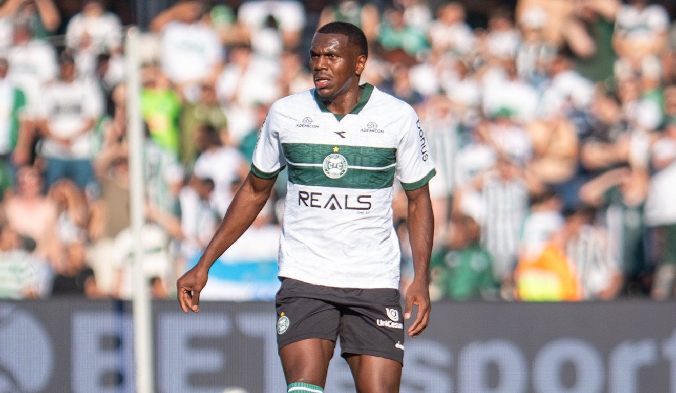 Jacy, zagueiro do Coritiba, em jogo no Couto Pereira