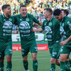 Jogadores da Chapecoense comemoram gol na Série B