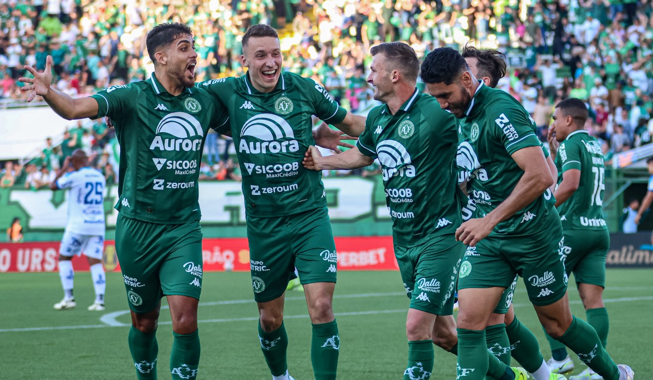 Jogadores da Chapecoense comemoram gol na Série B
