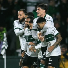 Jogadores do Coritiba comemoram gol no Couto Pereira