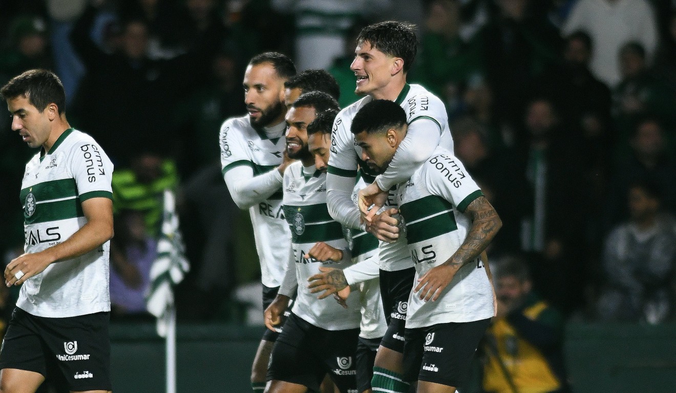 Jogadores do Coritiba comemoram gol no Couto Pereira