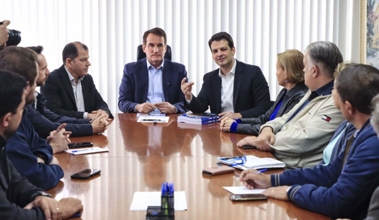 Eduardo Pimentel, Tico Kuzma e outras lideranças da Prefeitura e Câmara de Curitiba discutindo a LOA 2026.