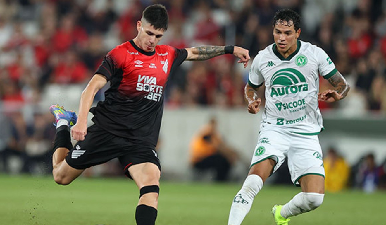 Lance de Athletico x Chapecoense, na Arena, pela Série B