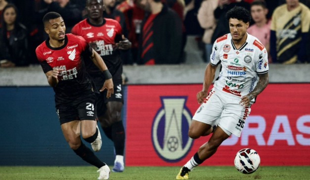 Lance de Athletico x Operário, na Arena da Baixada, pela Série B