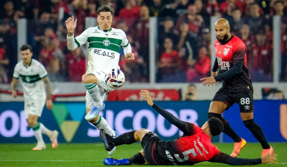 Lance de Athletico x Coritiba pela Série B