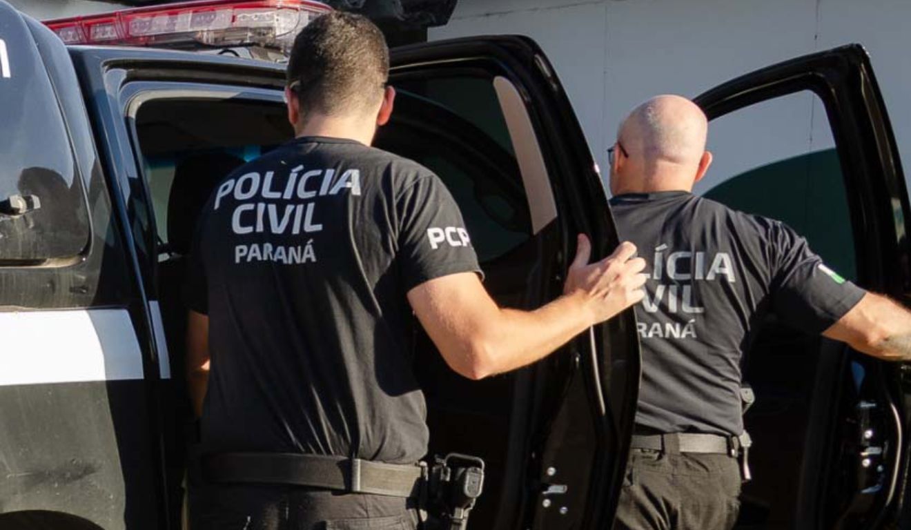 Agentes da Polícia Civil; corporação prendeu homem após mãe flagrar marido abusando da filha