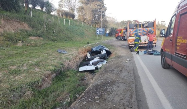 Carro do motorista que atropelou e matou homem, antes de capotar o veículo, em Itaperuçu