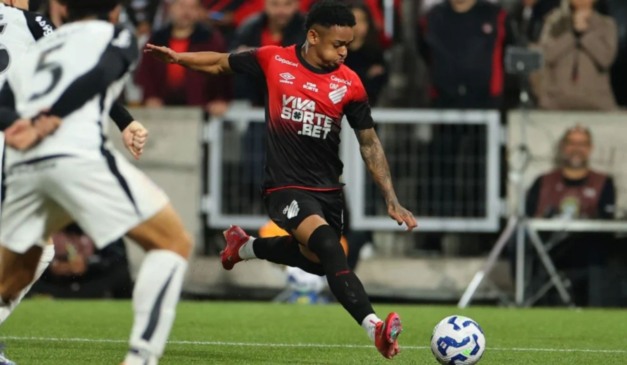 Léo Derik em campo na Arena da Baixada pelo jogo de ida da Copa do Brasil (Foto: José Tramontin/Athletico)
