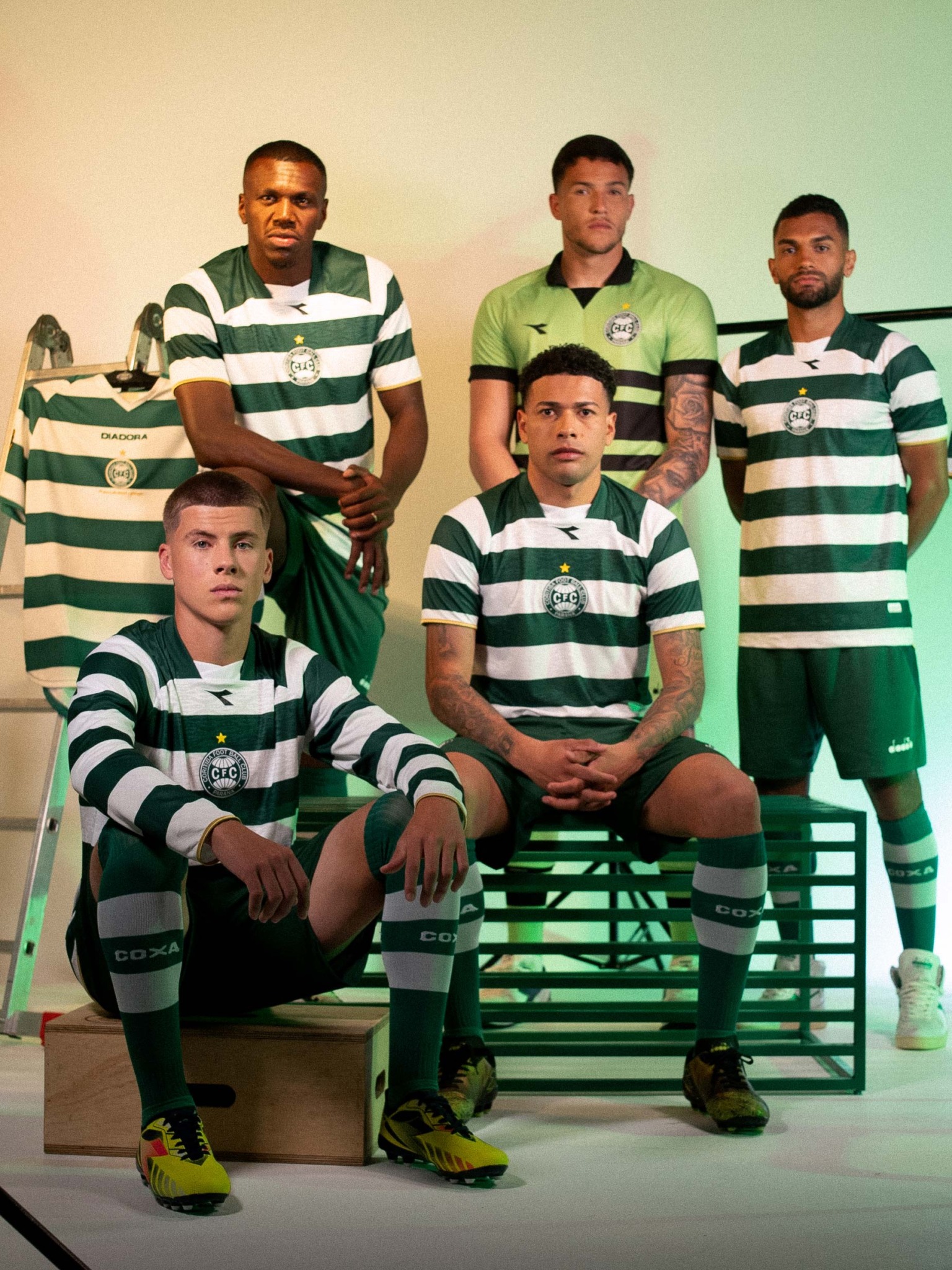 Jogadores do Coxa posam com a nova camisa. (Foto: Júlio Bernardo/Coritiba) Jogadores do Coxa posam com a nova camisa. (Foto: Júlio Bernardo/Coritiba)