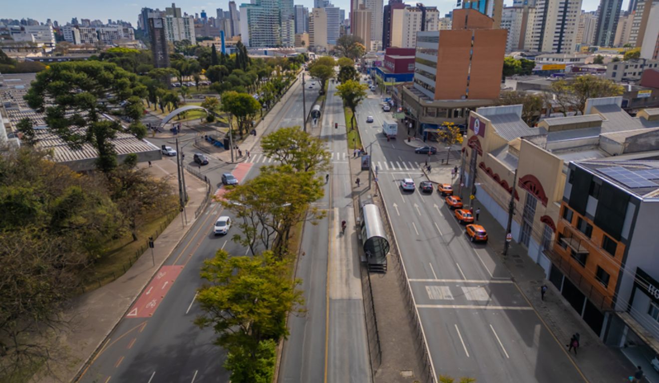 Vista aérea da Avenida Presidente Affonso Camargo, onde serão realizados os bloqueios de trânsito no Centro de Curitiba