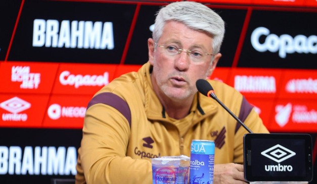 Odair Hellmann em entrevista coletiva do Athletico