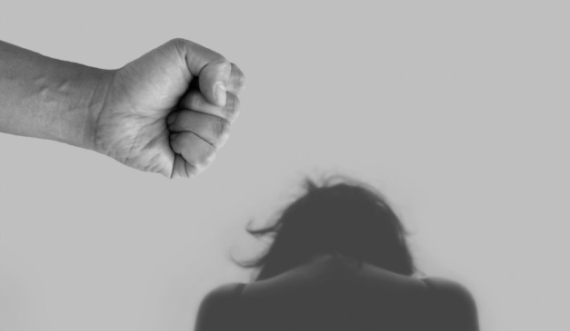 Imagem ilustrativa de violência contra mulher, caso de padrasto que abusou da enteada e depois a obrigou a casar com ele