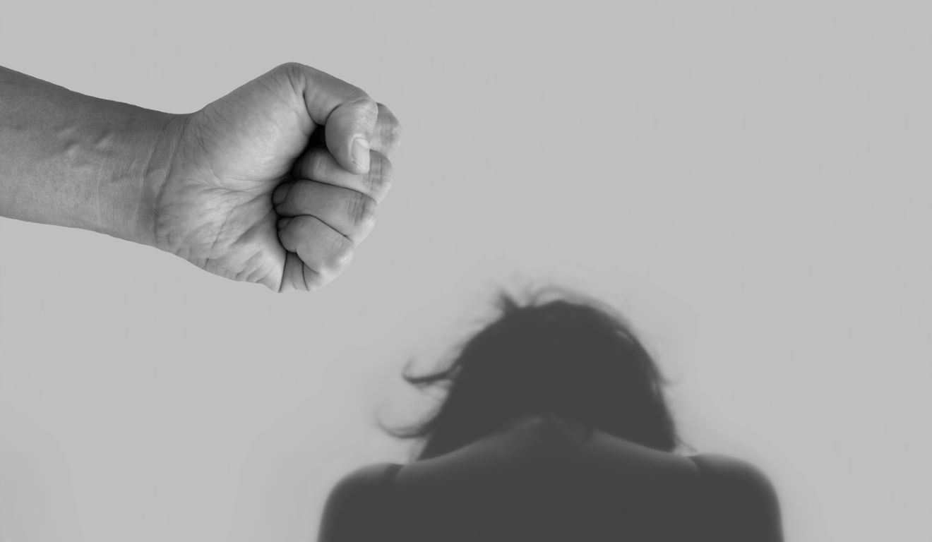 Imagem ilustrativa de violência contra mulher, caso de padrasto que abusou da enteada e depois a obrigou a casar com ele