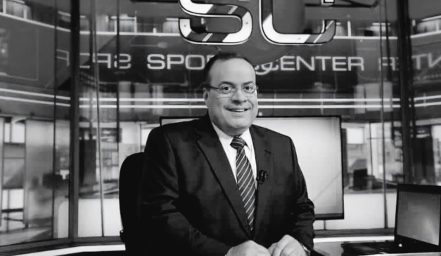 Narrador Paulo Soares na bancada do SportsCenter