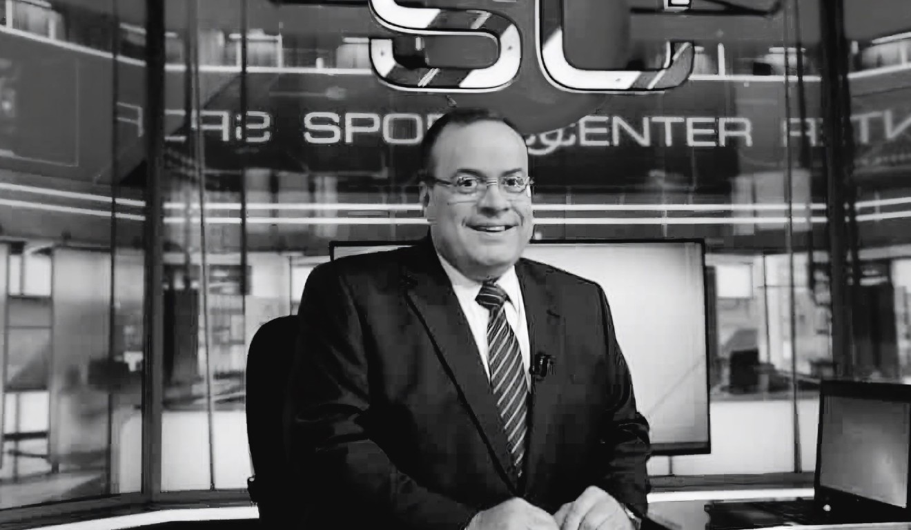 Narrador Paulo Soares na bancada do SportsCenter
