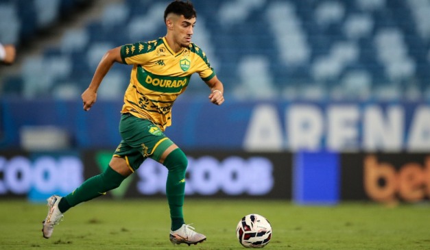 Pedrinho, ex-Athletico, em ação pelo Cuiabá